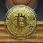 Moneda de colectie Bitcoin cu carcasa protectie, aurie fotografia produsului View 5 S