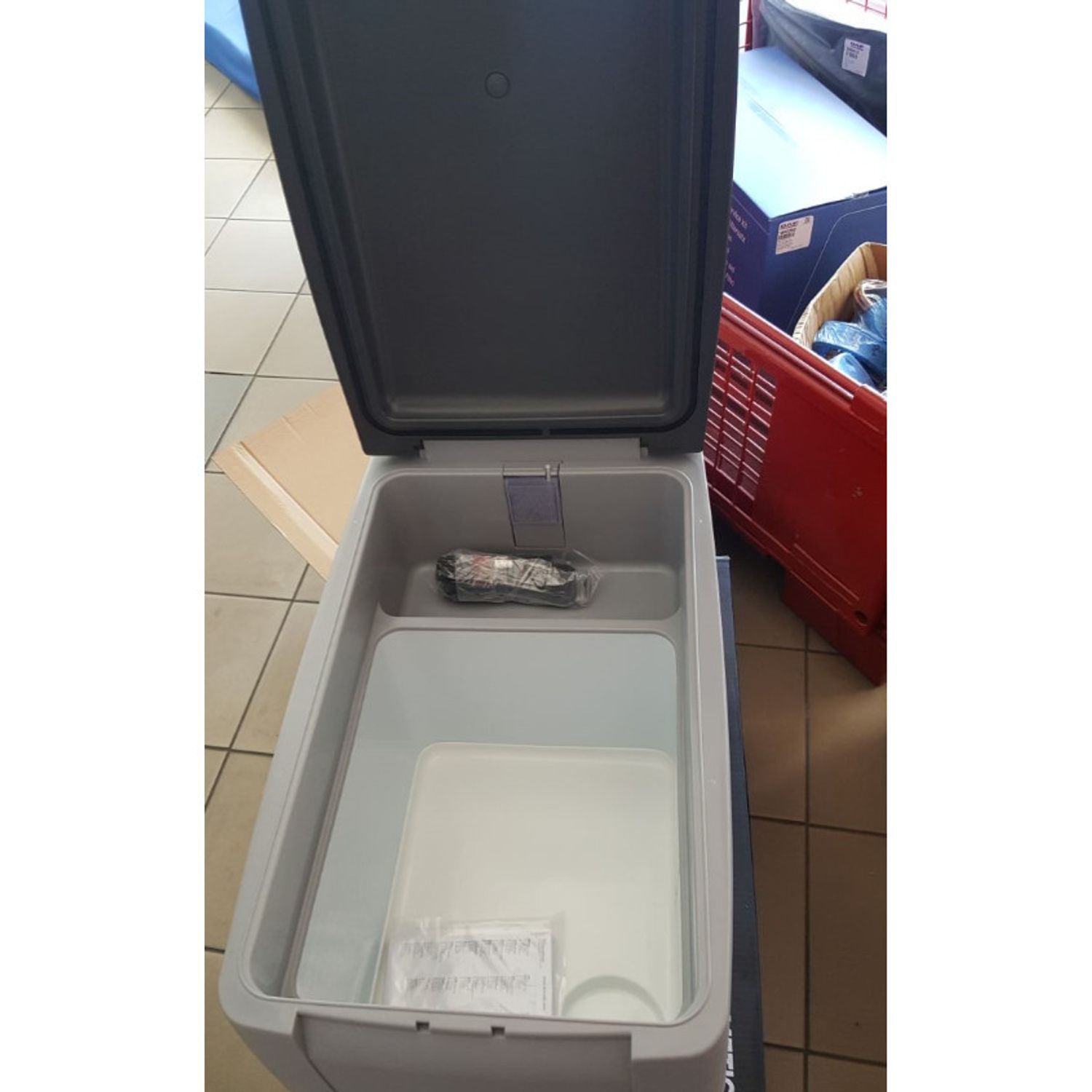 Frigider auto cu compresor CDF 36 CoolFreeze de 31L, 12/24V - Waeco/Dometic fotografia produsului View 4 L