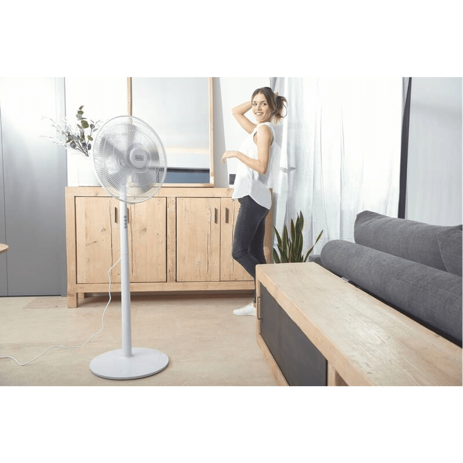 Ventilator alb cu picior Black+Decker 60 W fotografia produsului View 3 L