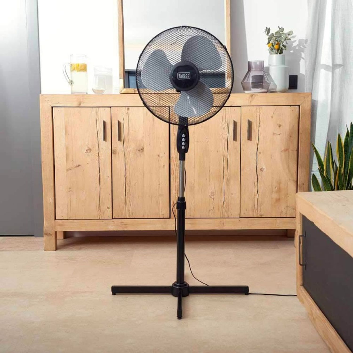 Ventilator negru cu picior Black+Decker 40 W fotografia produsului