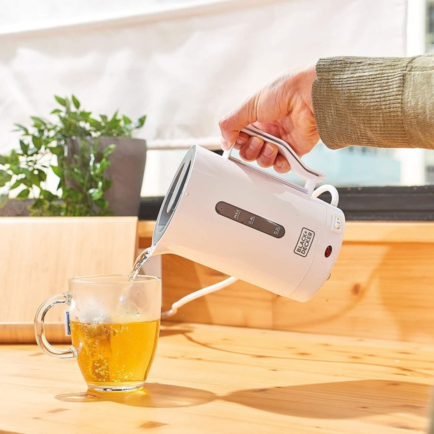Fierbator electric alb Black+Decker 0.5 L 1000 W fotografia produsului View 2 L