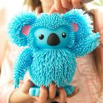 Jucarie muzicala interactiva Jiggly Pup Koala albastra fotografia produsului View 3 S