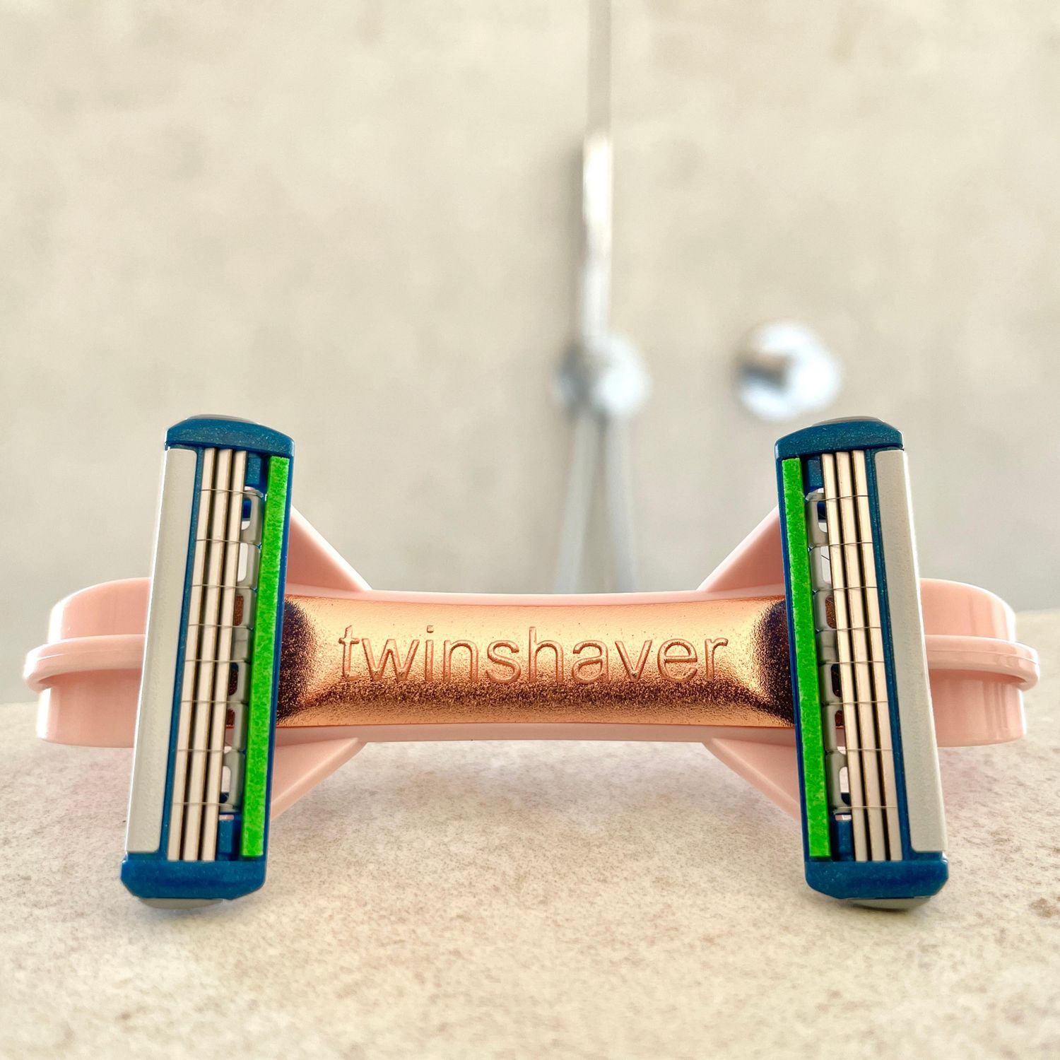 Aparat de ras si barbierit pentru cap si corp TwinShaver® cu 4 rezerve incluse, fara taieturi, Roz fotografia produsului View 4 L