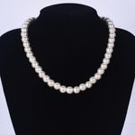 Colier de dama scurt cu perle acrilice albe, model White gravel fotografia produsului
