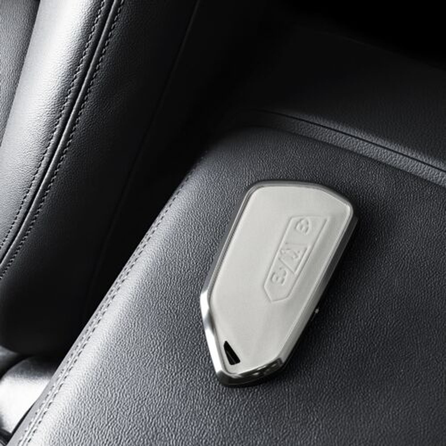 Husa Cheie Auto pentru VW 3 Butoane, Kwmobile, Alb, Aluminiu, 56379.02 fotografia produsului View 3 L