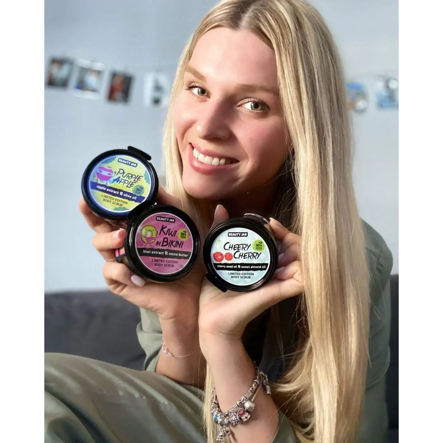 Scrub corporal cu ulei de cirese si migdale dulci, Cheery Cherry, Beauty Jar, 200 g fotografia produsului View 2 L