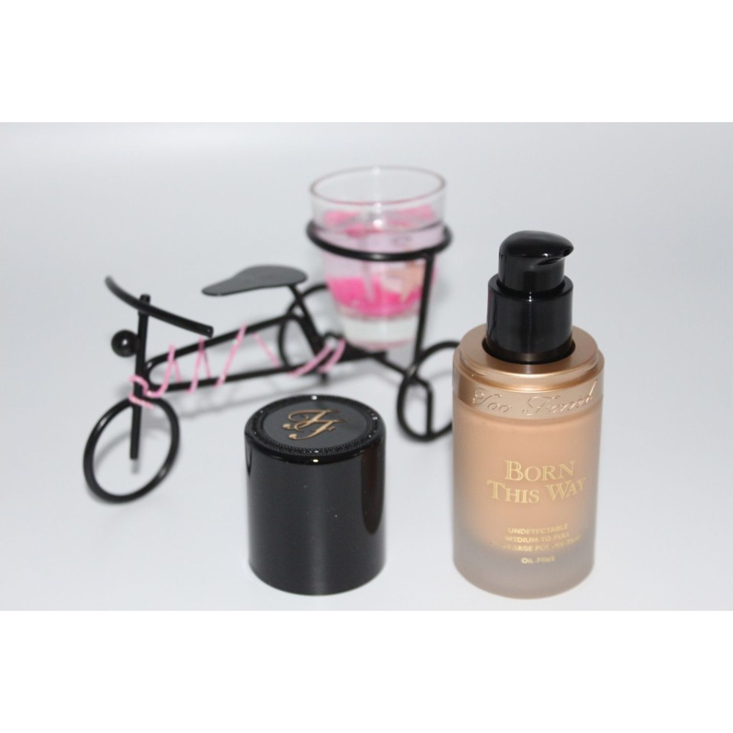 Fond de ten Too Faced Born This Way Nuanta Natural Beige fotografia produsului
