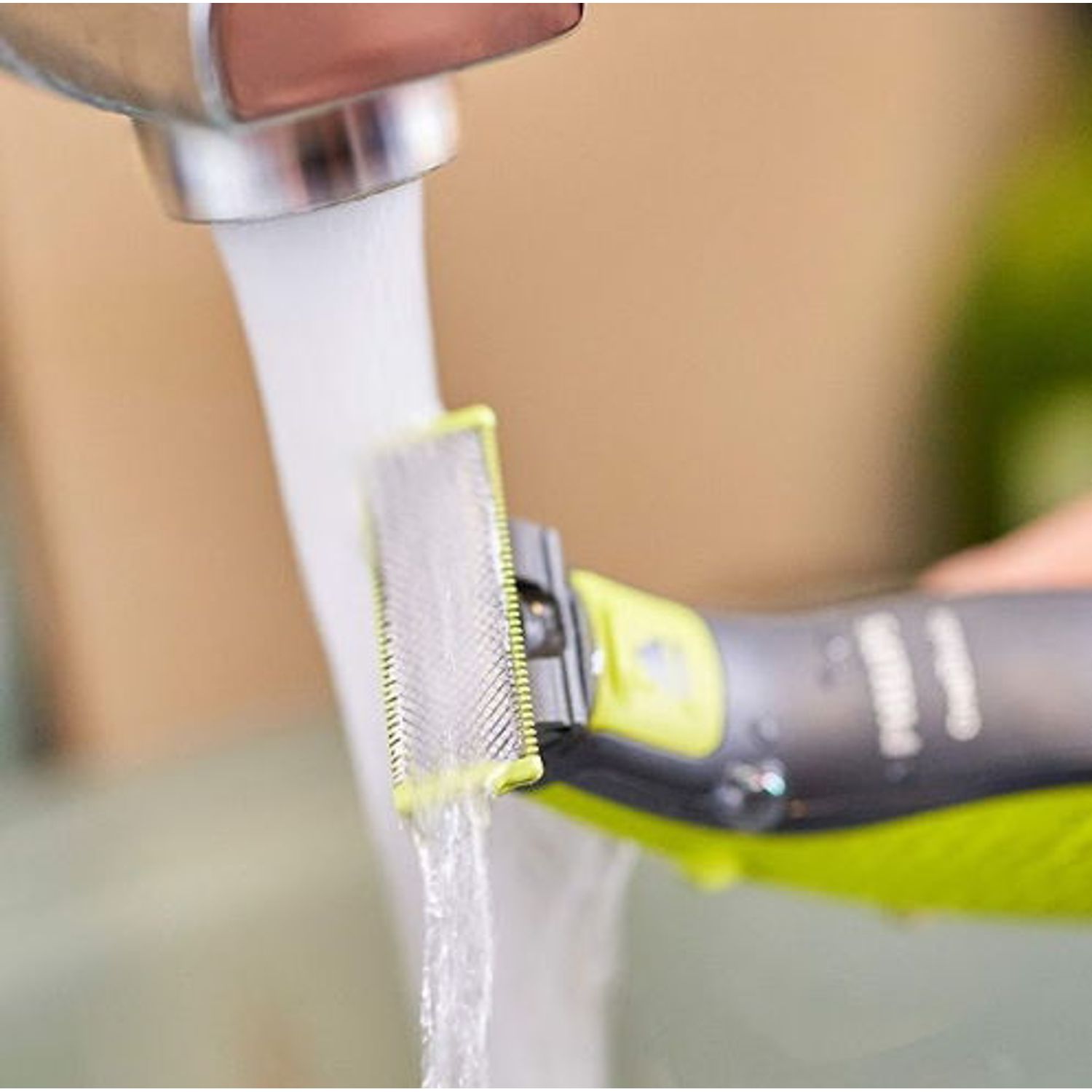 Aparat hibrid de barbierit si tuns barba Philips OneBlade QP2520/30, 3 piepteni, 1 rezerva, Acumulatori (Negru/Verde) fotografia produsului View 8 L