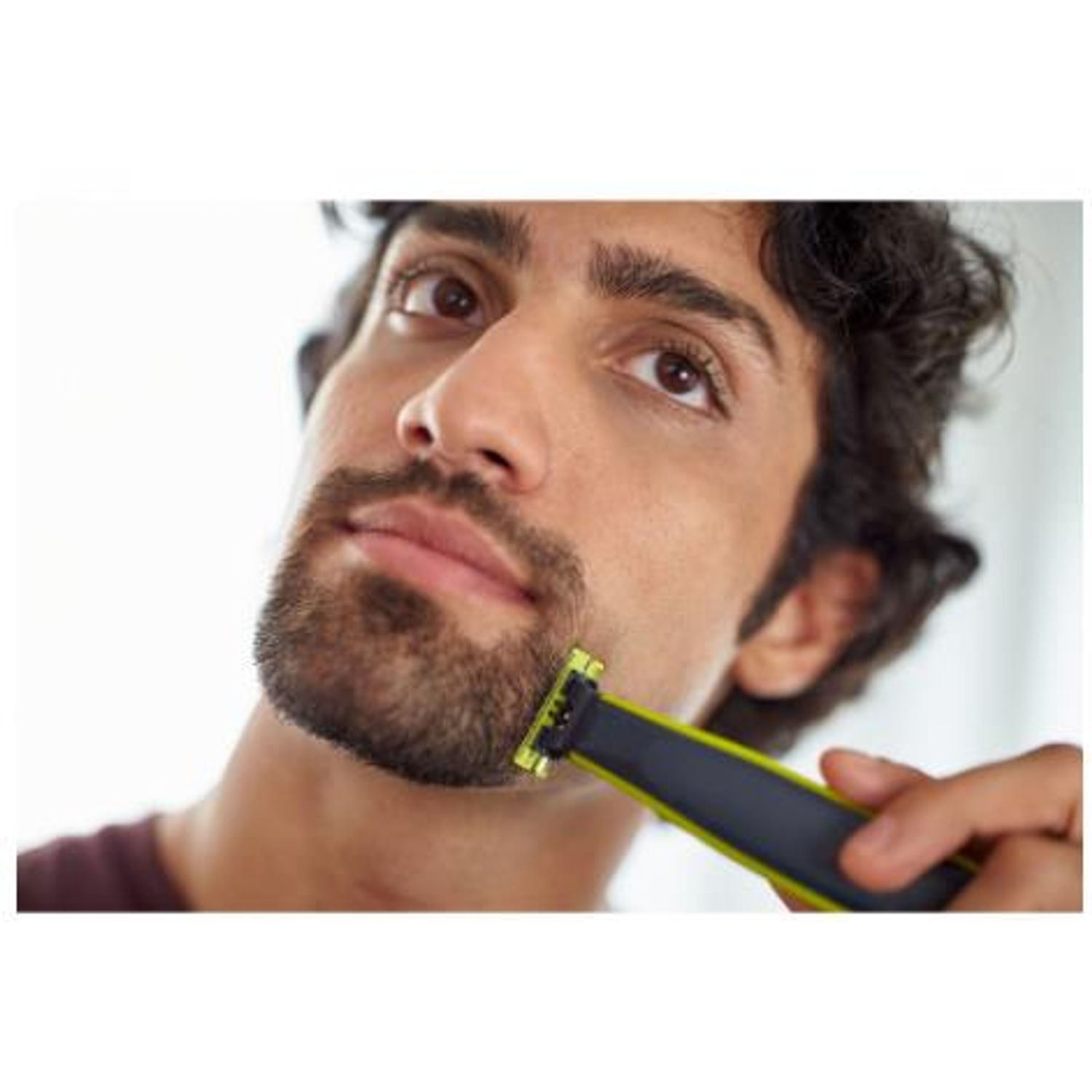 Aparat hibrid de barbierit si tuns barba Philips OneBlade QP2520/30, 3 piepteni, 1 rezerva, Acumulatori (Negru/Verde) fotografia produsului View 4 L