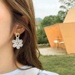 Cercei aurii, cu flori albe, Orlanda C8 fotografia produsului View 2 S
