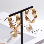 Cercei aurii, cu textura sifonata si perle, Zelma C5 fotografia produsului View 3 S