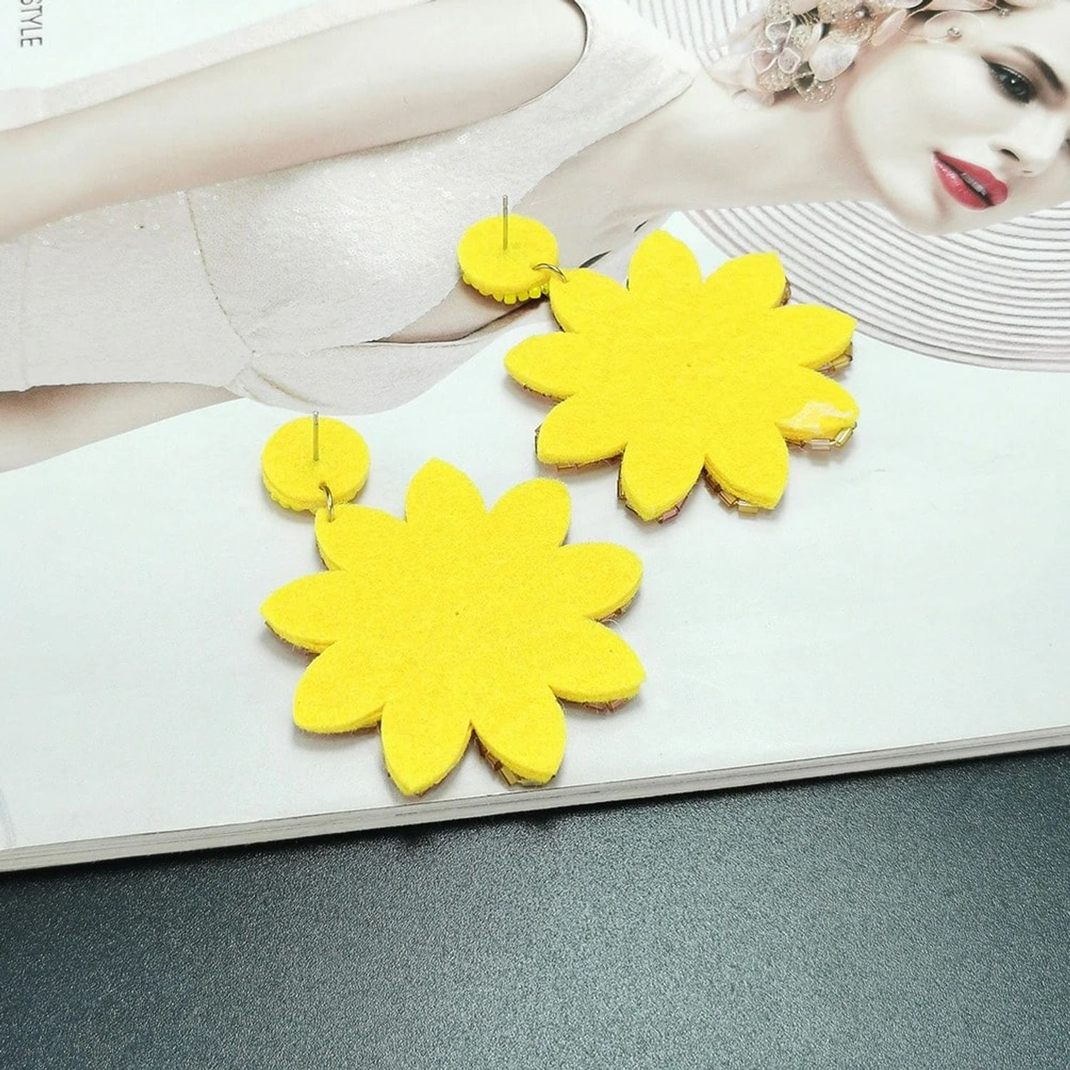 Cercei galbeni, forma de floare, cu margelute, Sarra C3 fotografia produsului View 3 L