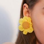 Cercei galbeni, forma de floare, Tania C30 fotografia produsului