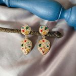Cercei aurii, cu clips, textura incretita, cu pietre multicolore, Eldora C3 fotografia produsului