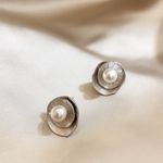 Cercei argintii, forma de floare, cu perle, Gaia C5 fotografia produsului