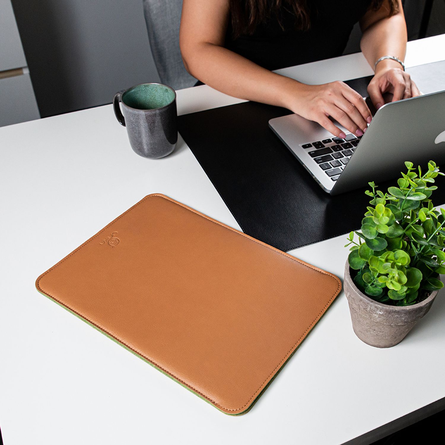 Husa laptop pentru MacBook PRO 13 inch, UNIKA, bej/verde fotografia produsului View 2 L