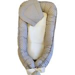 Pozitionator pentru bebelusi, Baby Nest, Model Buline Bej, 100% bumbac Ranforce, Alb/Crem, 85 x 50 cm fotografia produsului