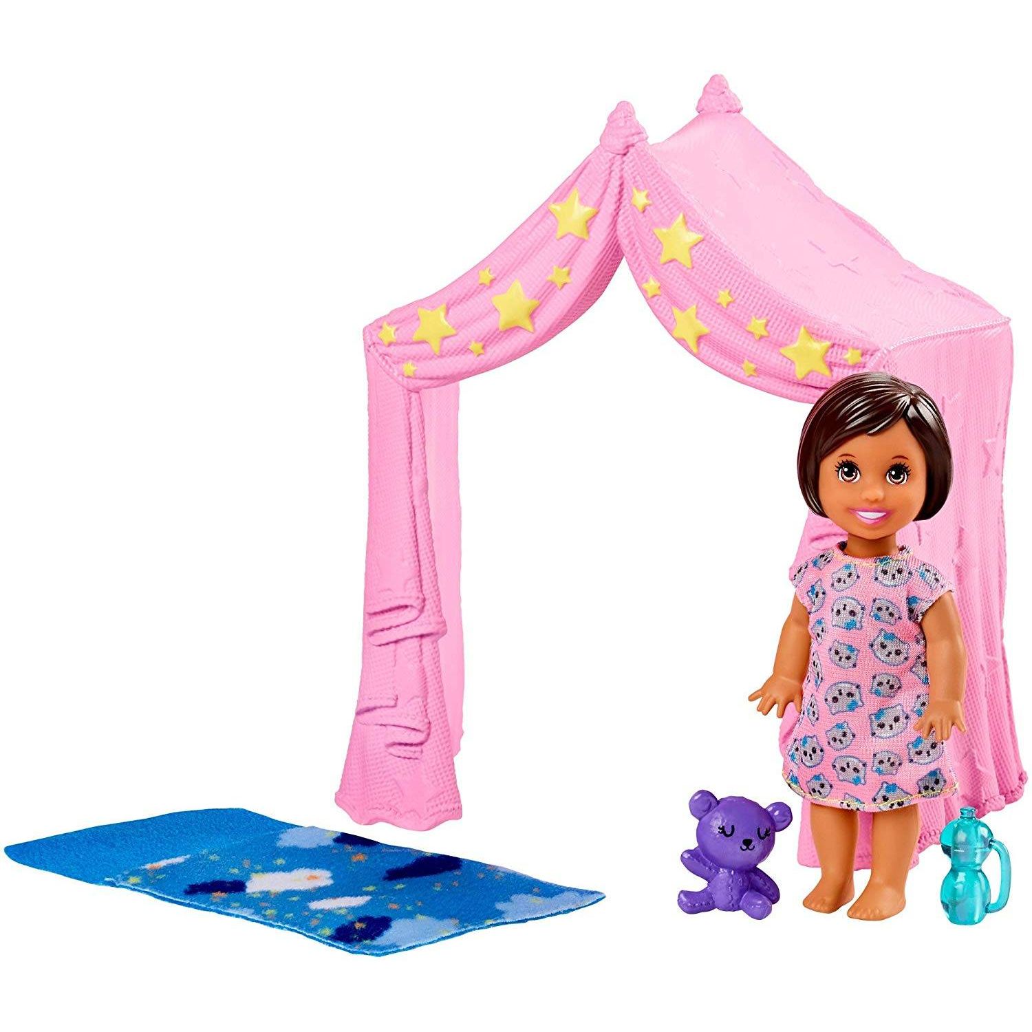 Set de joaca papusa Barbie Skipper Babysitters, sac de dormit si cort fotografia produsului