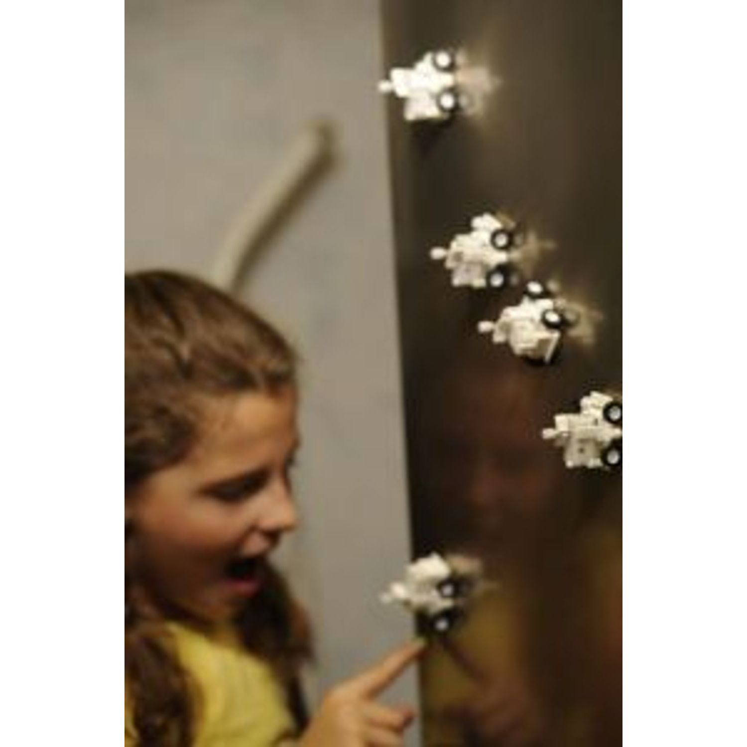 Masinuta antigravitationala Zero-gravity Fridge Rover, KidzLabs fotografia produsului View 4 L