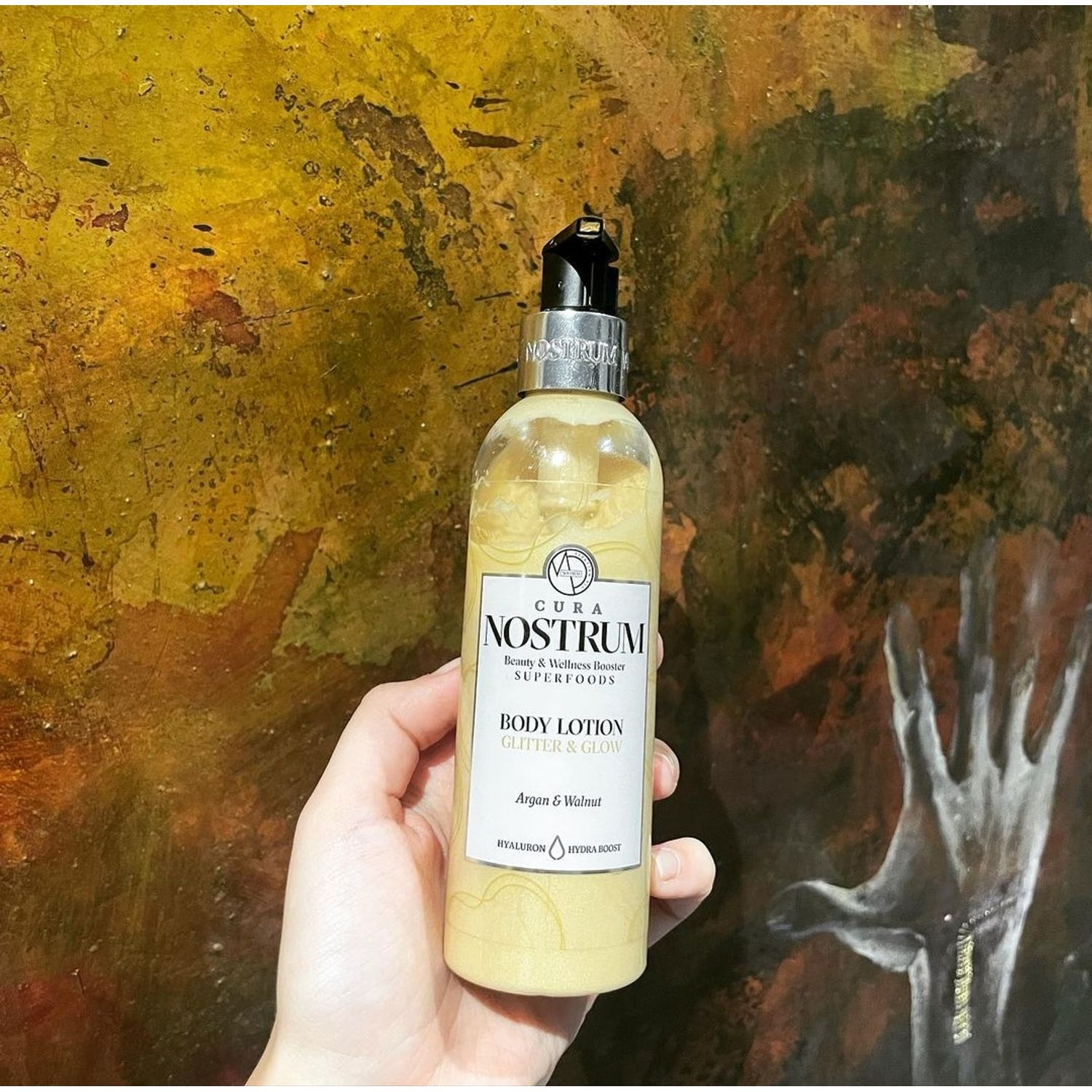 Lotiune de corp naturala si vegana cu sclipici fin auriu Cura Nostrum, intens hidratanta cu acid hialuronic fotografia produsului View 3 L