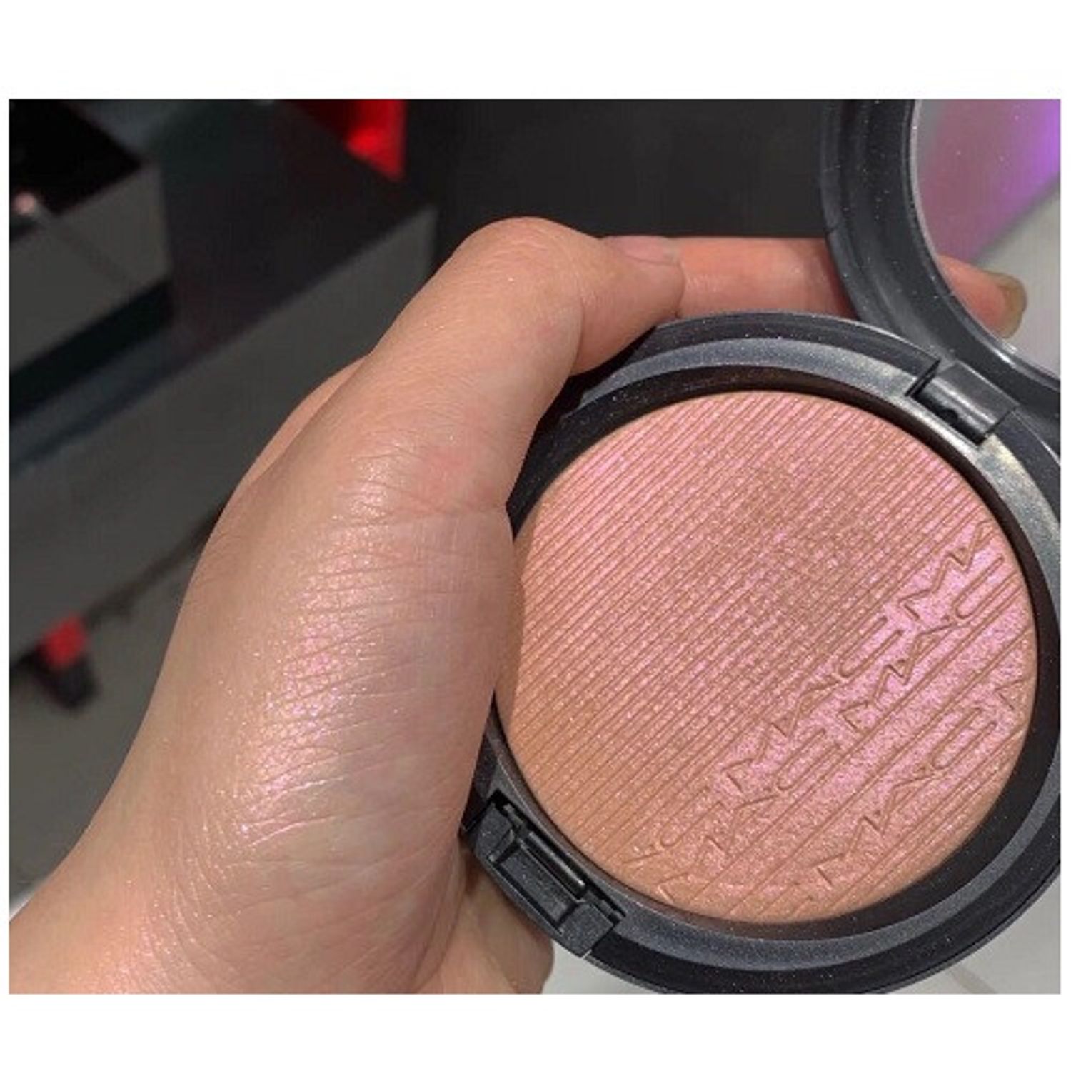 Iluminator, MAC, Extra Dimension, Petallic Metallic, Ambalaj Negru, 9 g fotografia produsului View 3 L