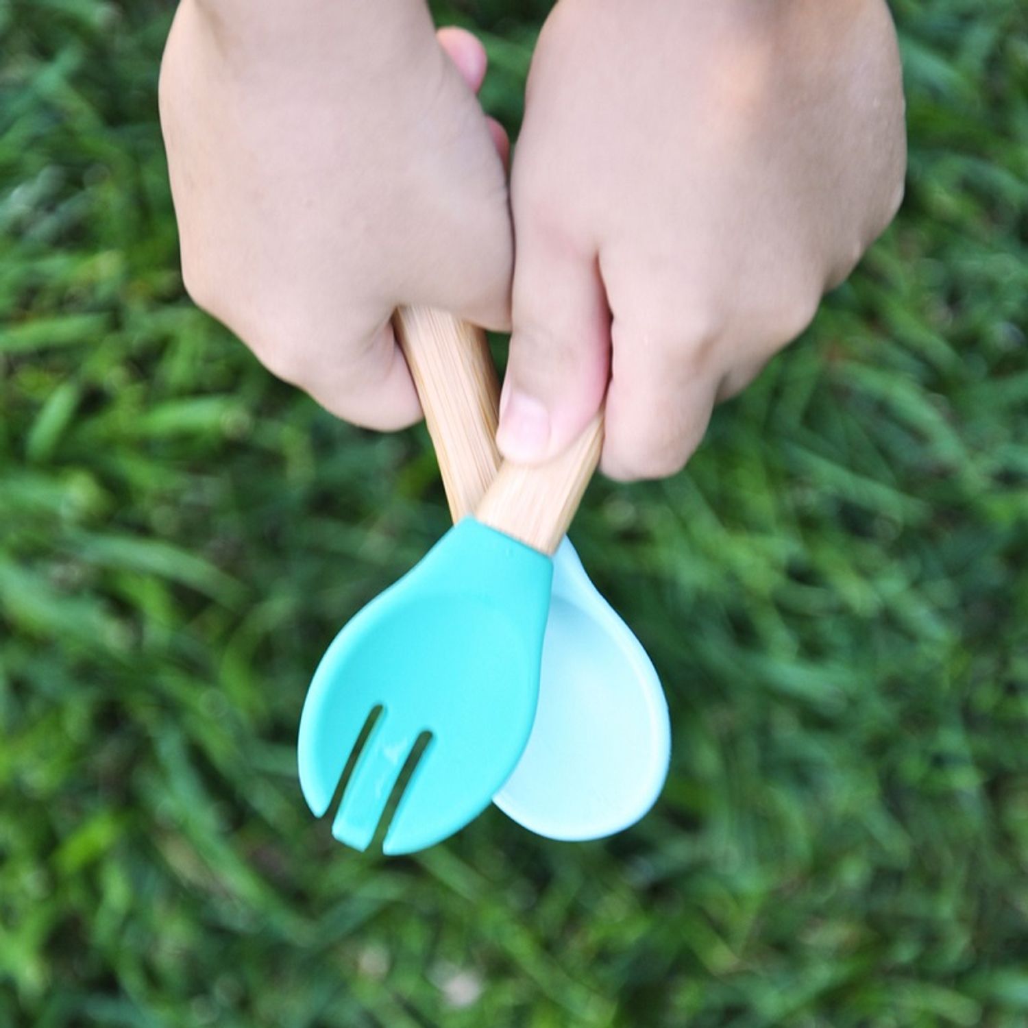Set Lingurita si Furculita Minikoioi, Varf din Silicon si Maner din Bambus – Aqua Green fotografia produsului View 2 L