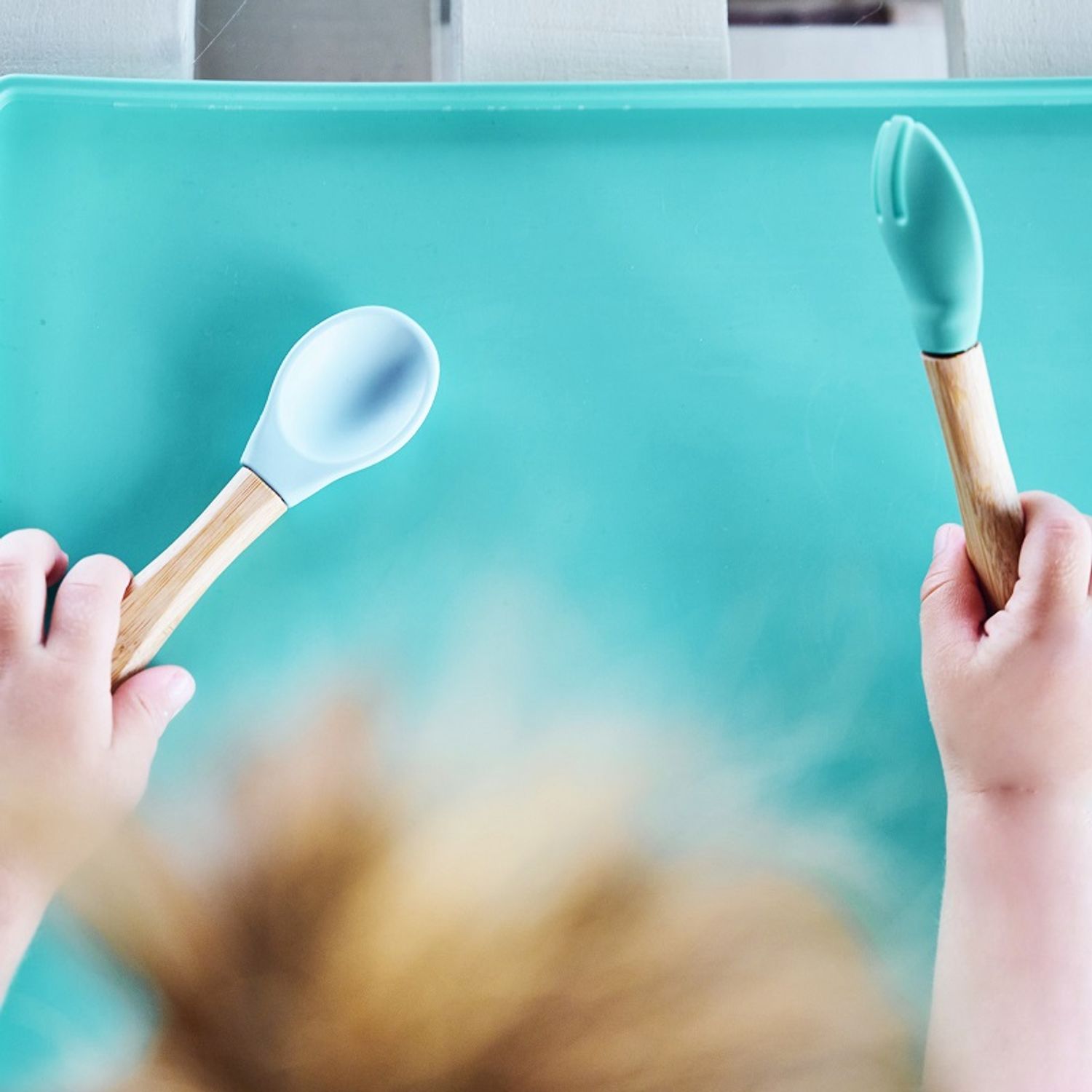 Set Lingurita si Furculita Minikoioi, Varf din Silicon si Maner din Bambus – Aqua Green fotografia produsului View 3 L