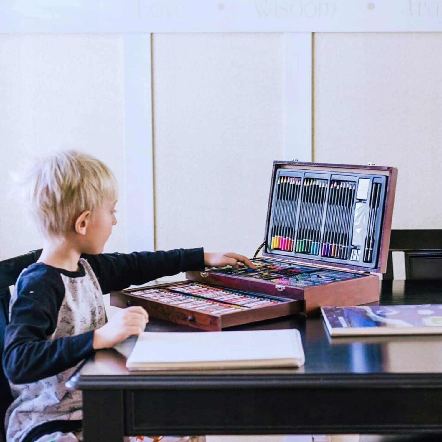 Set 142 piese pictura, pixuri de colorat, creioane colorate si vopsele de pictura, geanta de transport din LEMN MASIV fotografia produsului View 3 L