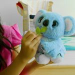 Jucarie interactiva de plus Fuzzy Friends, Koala fotografia produsului View 3 S