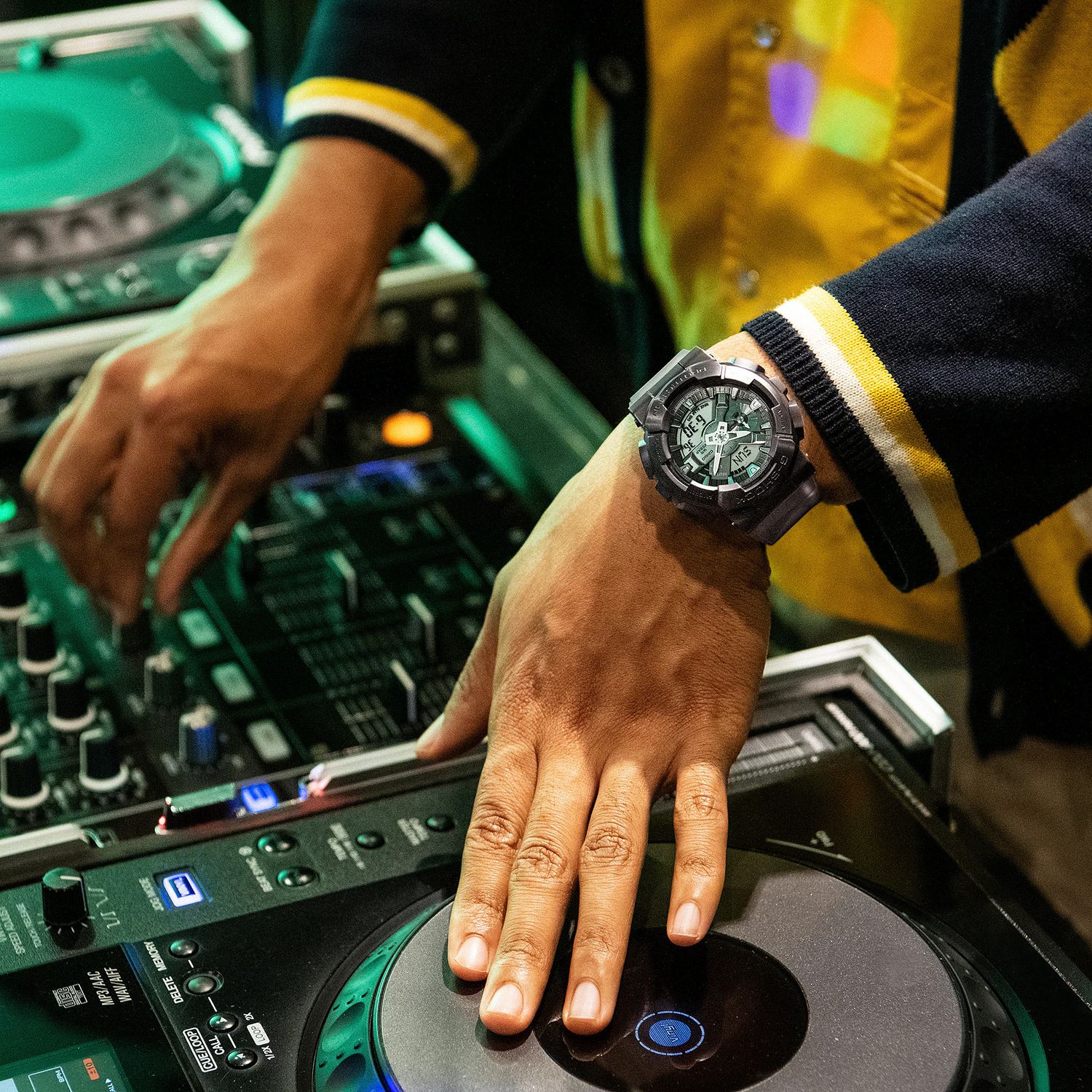 Ceas Barbati, Casio G-Shock, Classic GM GM-110MF-1AER fotografia produsului View 6 L